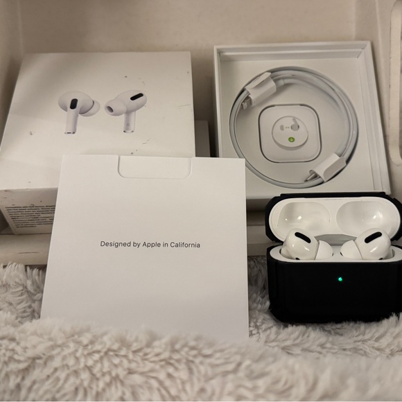 Apple iPhone AirPods Pro (1st & Military Grade Case LIKE NEW - Picture 1 of 6